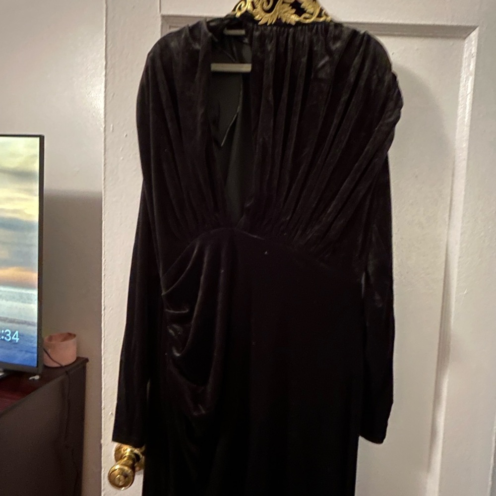 Chic Asymmetrical Velvet Dress in Black - Picture 6 of 7